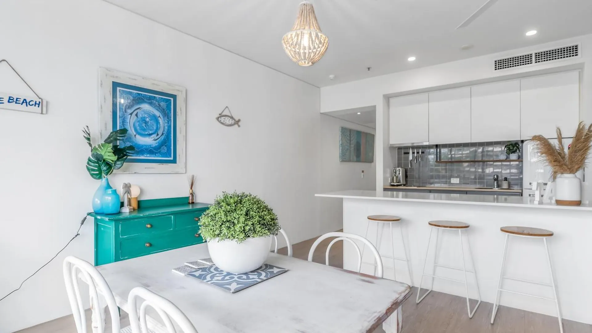 'Escape At Harbour Lights' Poolside Chic In The City Cairns Lägenhet