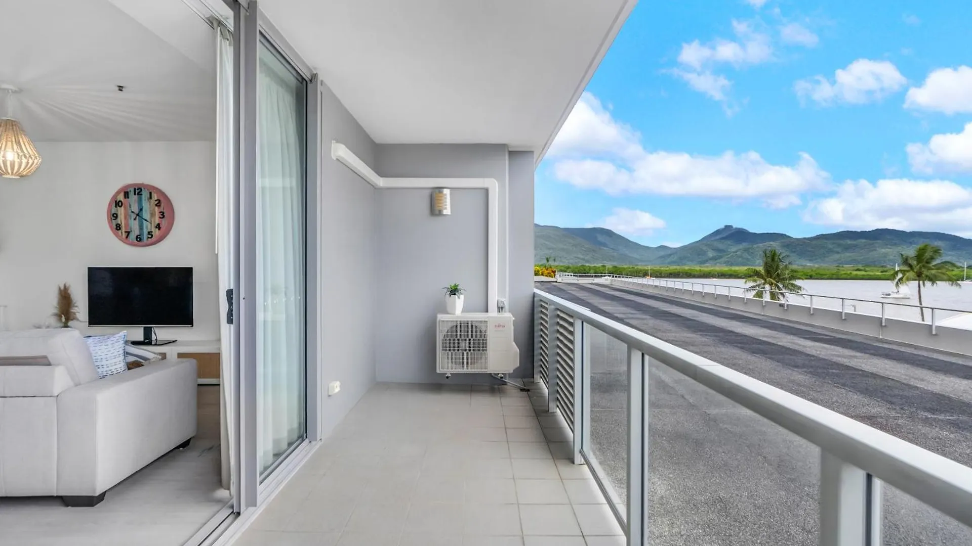 'Escape At Harbour Lights' Poolside Chic In The City Cairns Lägenhet