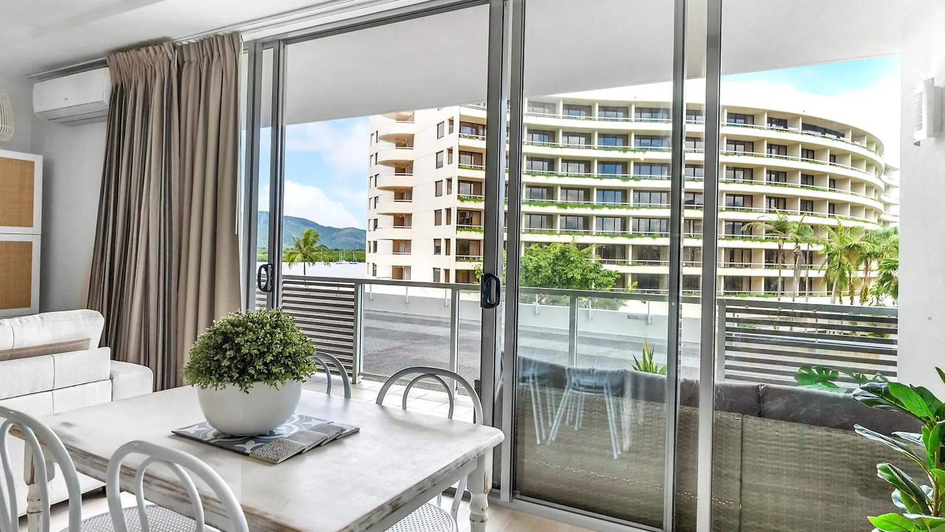 Lägenhet 'Escape At Harbour Lights' Poolside Chic In The City Cairns